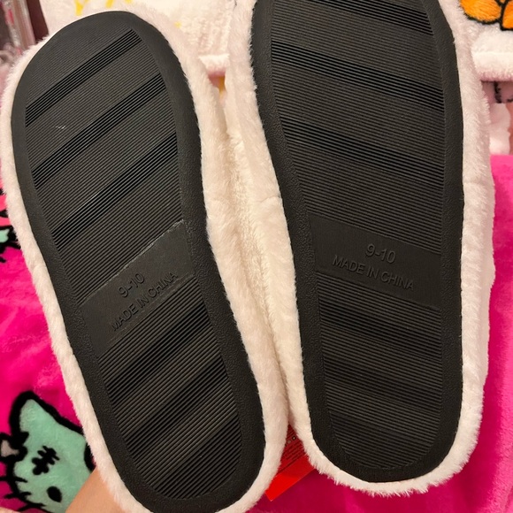 SOLD SOLD SOLD Hello kitty plush slippers indoor/outdoor - Picture 9 of 13